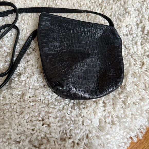 Tom Thomas Leather Small Black Angled Crossbody Purse Bag Double Zipper - Picture 2 of 6